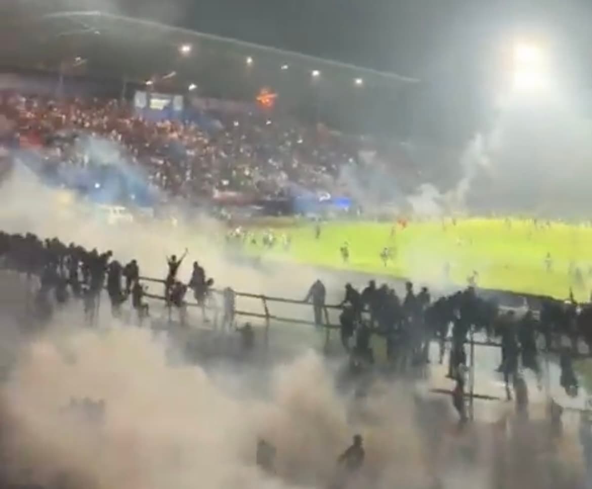 ¡Tragedia! Batalla mortal en partido de futbol en Indonesia