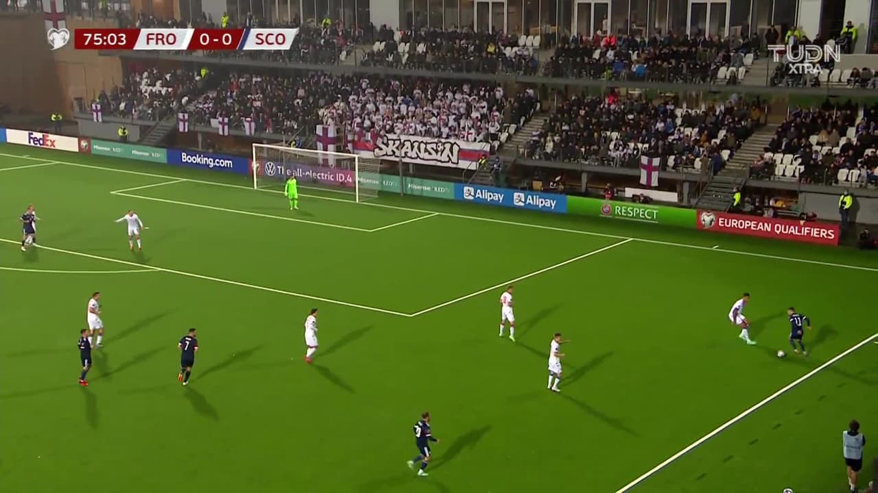 ¡TIRO ATAJADO! disparo por Billy Gilmour.