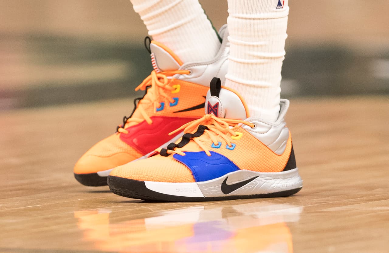 Cerramos con el colorido par de Nike PG 3 que utilizó el guardia de los Milwaukee Bucks George Hill en el encuentro ante Los Angeles Lakers. ¿Cuál les gustó más?