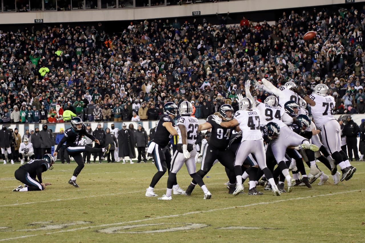 Jake Elliott, de los Eagles de Filadelfia, convierte un gol de campo en la segunda mitad del partido ante los Raiders de Oakland, el lunes 25 de diciembre de 2017 (AP Foto/Michael Pérez)