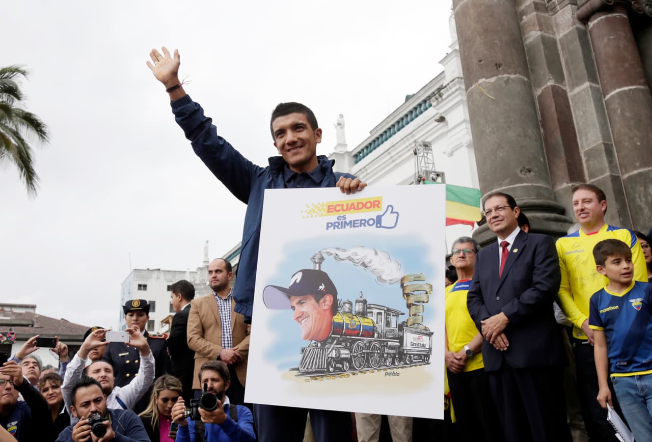El ciclista llegó a Tulcán en un autobús de dos pisos donde saludó a todas esas personas que llenaron las calles y balcones de la ciudad para recibirlo mientras abrazaba el trofeo Senza Fine del Giro.