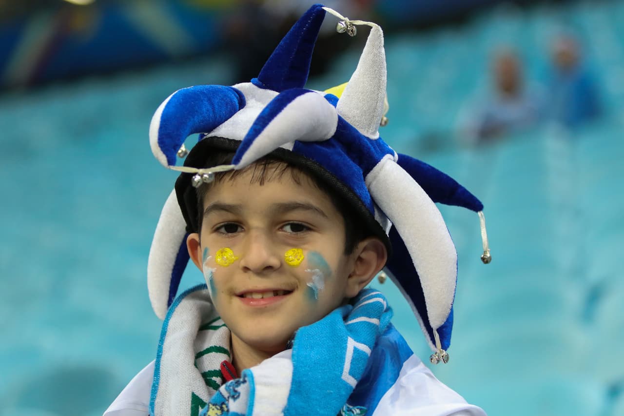 Un increíble colorido y ambiente fueron capaz de genera las aficiones de Uruguay y Japón previo a su encuentro por el Grupo C de la Copa América Brasil 2019. Los seguidores celestes le pusieron ese toque especial, y los nipones no se diga, con sus peculiaridades ambas hinchadas generaron buenas sensaciones en la previa.