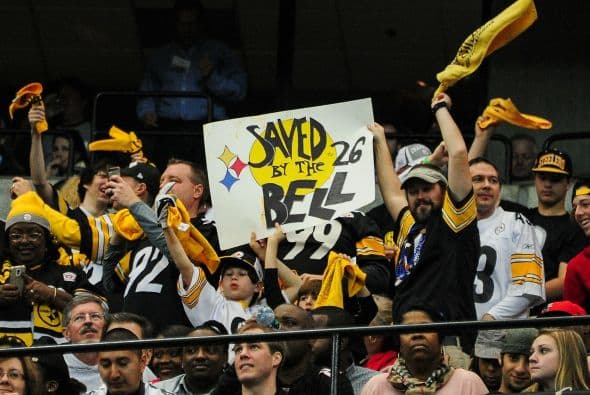 Con dos TDs por acarreo de Le'Veon Bell y otro TD de la defensiva, los Steelers se mantienen en la pelea por el wildcard de la AFC al vencer a los Falcons 27-20.