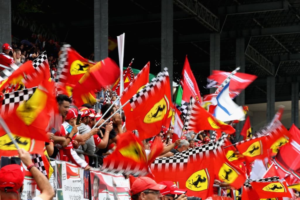 Vale la pena recordar que Ferrari es local en Italia y de ahí su rivalidad con Hamilton, líder en la clasificación de pilotos en detrimento del alemán Sebastian Vettel.