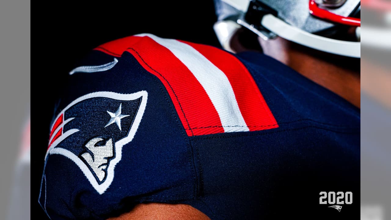 Los Patriots ya sin la presencia de Brady y en modo de reestructuración presentaron su nueva indumentaria para la temporada 2020 en la NFL. El color azul es muy similar al modelo color rush y el blanco es una adaptación combinando con las licras azules.