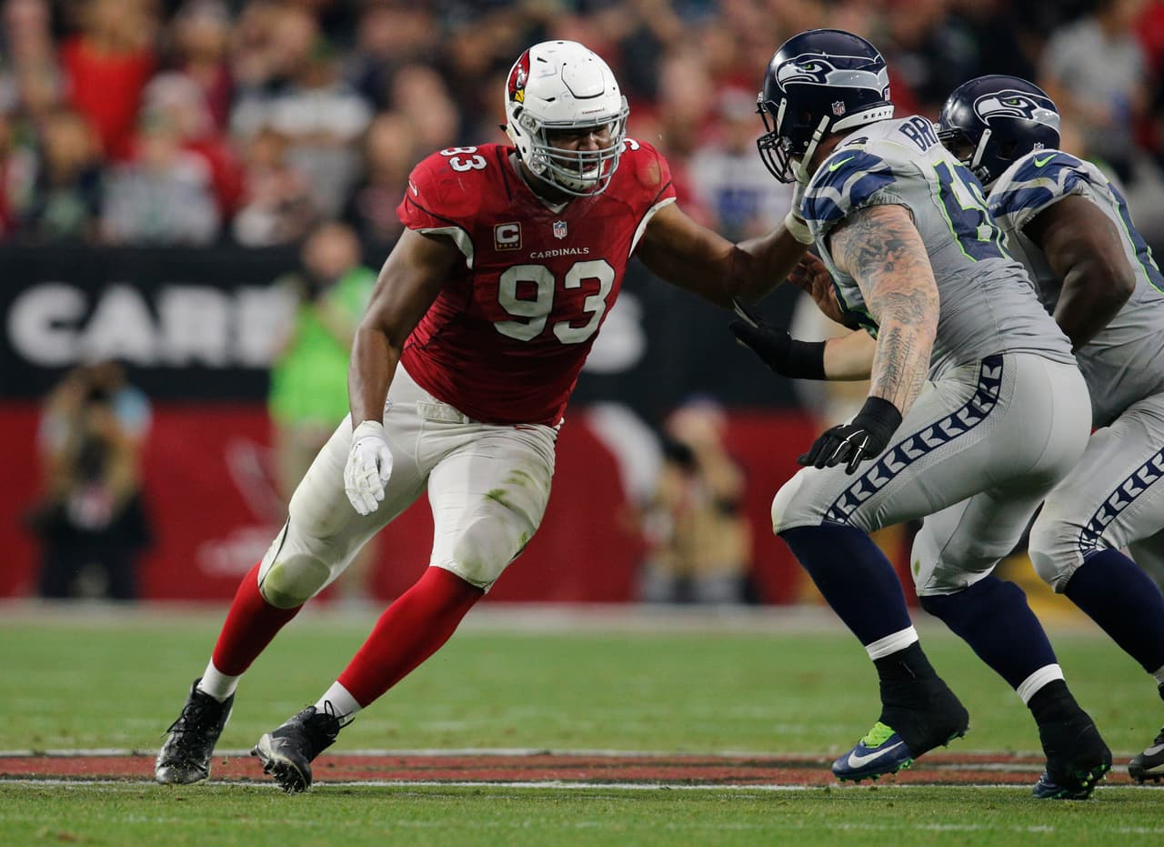 71 / CALAIS CAMPBELL - DE - ARIZONA CARDINALS - Veterano de 8 años en la NFL, todos con Arizona, en 2015 fue el sexto mejor en tackleadas de los Cardinals con 61, incluyendo 5 capturas de quarterback segundo lugar en el equipo detrás de las 8 que Dwight Freeney consiguió.