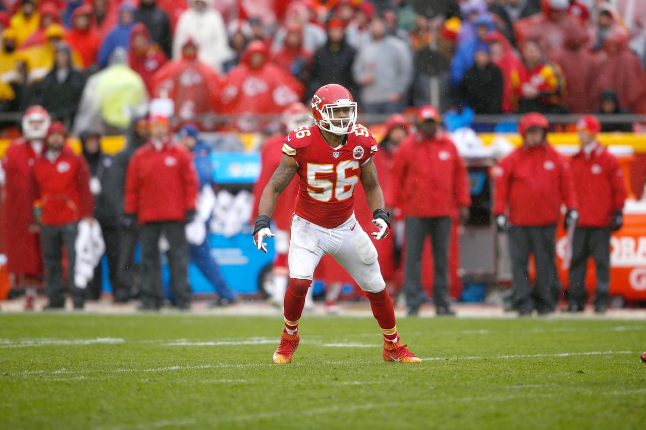 80 / DERRICK JOHNSON - LB - KANSAS CITY CHIEFS - El veterano linebacker de 11 temporadas, todas con Kansas City Chiefs, fue líder tackleador de su equipo en 2015 con 116 combinadas. Hizo 4 capturas de quarterback, interceptó 2 pases y provocó 2 balones sueltos. En 2014 sufrió una lesión en el talón de Aquiles por lo que jugó solo un partido. Ahora reaparece en el Top 100 de jugadores.