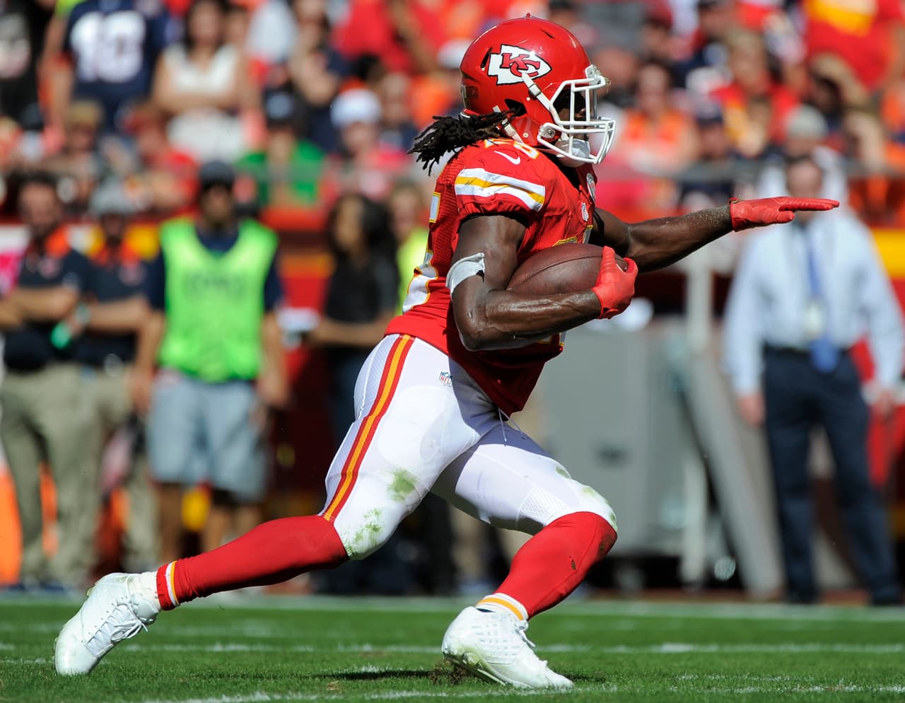 75 / JAMAAL CHARLES - RB - KANSAS CITY CHIEFS - Una lesión en el talón de Aquiles terminó con su temporada 2015. Lo irónico es que a partir de ese momento los Chiefs empezaron una espectacular racha ganadora que los llevó a postemporada. Por mucho tiempo Charles fue el mejor jugador de los Chiefs, ahora es una incógnita. Simplemente el año pasado fue ubicado en el lugar 12 del Top 100.