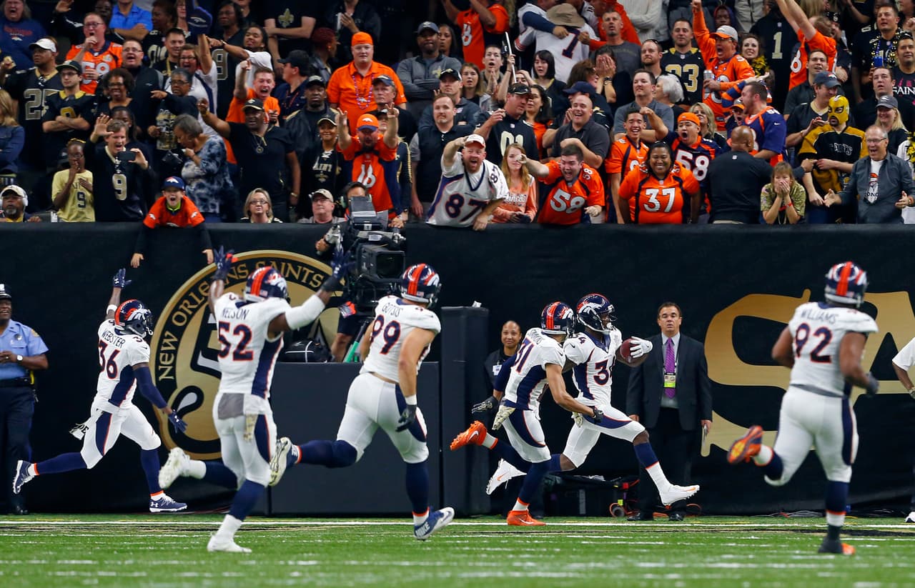El sabor de la victoria en Denver tras bloquear el punto extra de los Saints y llevar el ovoide a las diagonales.