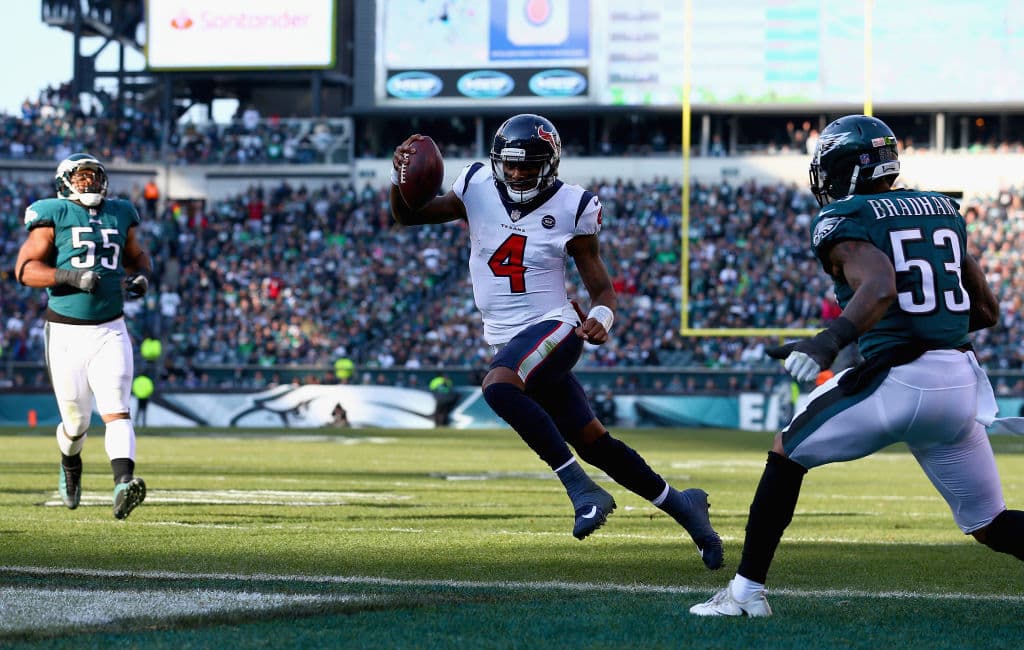 Deshaun Watson volvió a timbrar en la zona de anotación con un acarreo de 6 yardas a falta de 1:17 para el medio tiempo y que ponía en ventaja a Houston 16-13.