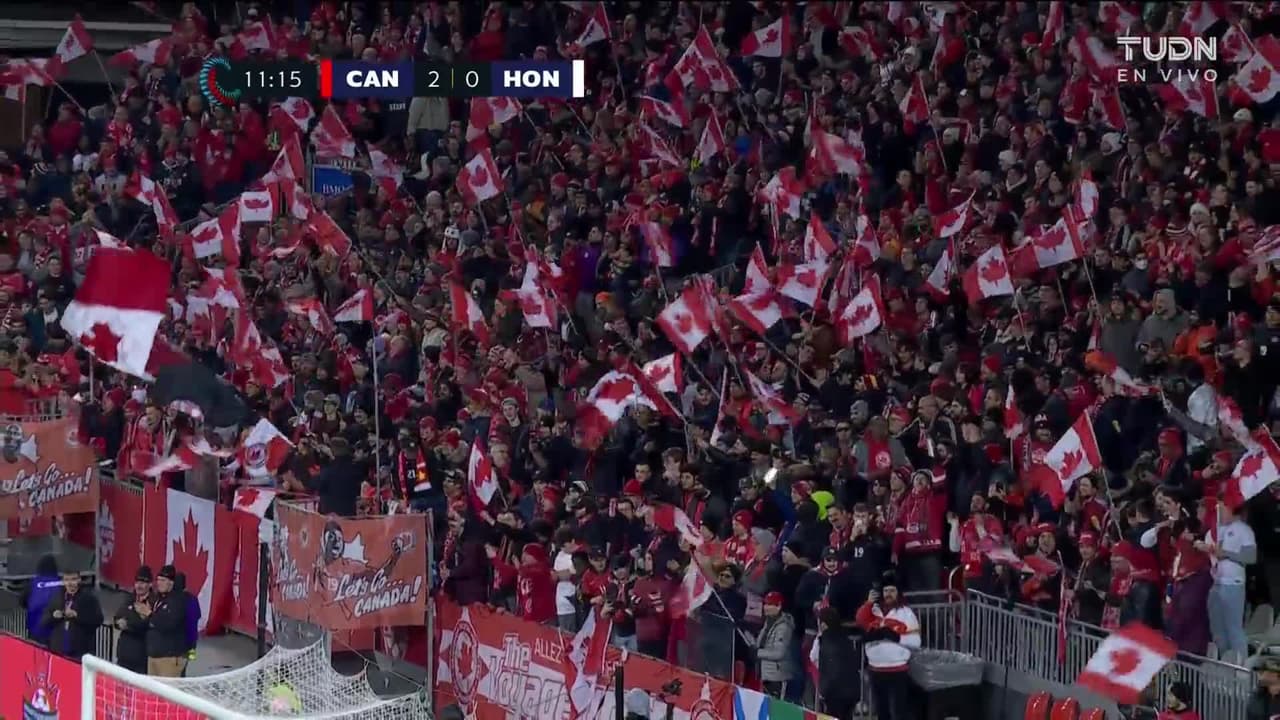 ¡GOL!  anota para Canadá. Cyle Larin