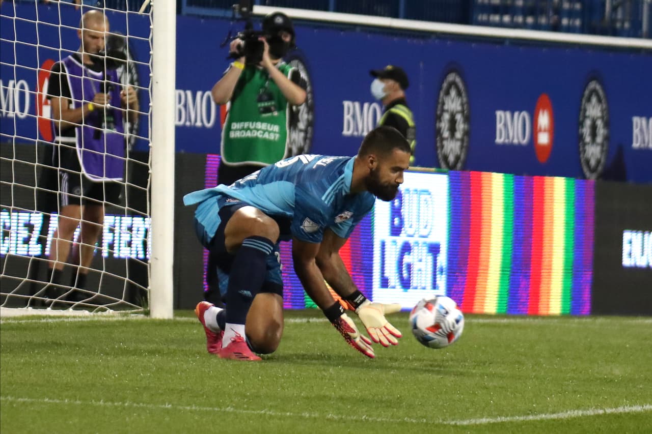 El arquero del conjunto estadounidense, Carlos Coronel, atajó dos penales (invalidados) antes de que Montréal marcara el tanto de la victoria en tiempo de descuento.
<br>