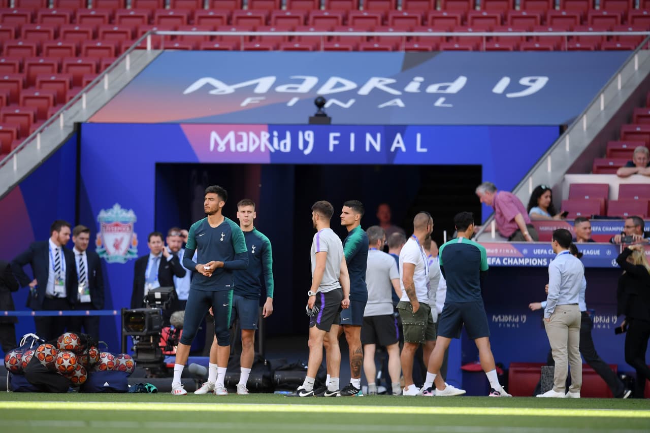 Todo está listo para que comiencen las emociones este sábado en el Metropolitano por la Final de la UEFA Champions League. Con la presencia de Harry Kane entrenando a la par de sus compañeros y dialogando con Hristo Stoichkov, el Tottenham Hotspur definió sus últimos detalles.