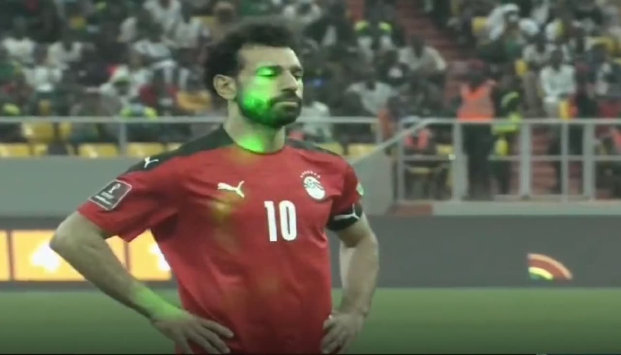 Fans de Senegal atacan a Egipto con láser y los dejan sin Mundial