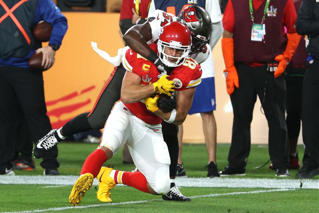 La defensa de los Tampa Bay deja a Patrick Mahomes sin pase de anotación y con dos intercepciones en la arrolladora victoria de los Buccaneers 9-31 sobre los Kansas City Chiefs. Tom Brady demuestra porque es el mejor y con tres pases de anotación y sin intercepciones consigue su séptimo anillo de Super Bowl.