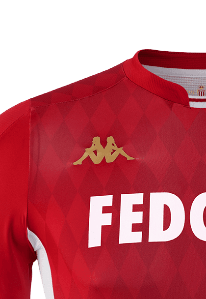 Como a final de los años 90's e inicio de milenio, con Thierry Henry, David Trezeguet, Ludovic Giuly, entre otros, el A.S. Mónaco volverá a vestir con prendas confeccionadas por la marca italiana Kappa. La playera cuenta con unos rombos en un rojo más oscuro y detalles dorados que le dan mucha elegancia a una prenda nostálgica para pasar la página de una temporada complicada en la que lucharon por la permanencia.