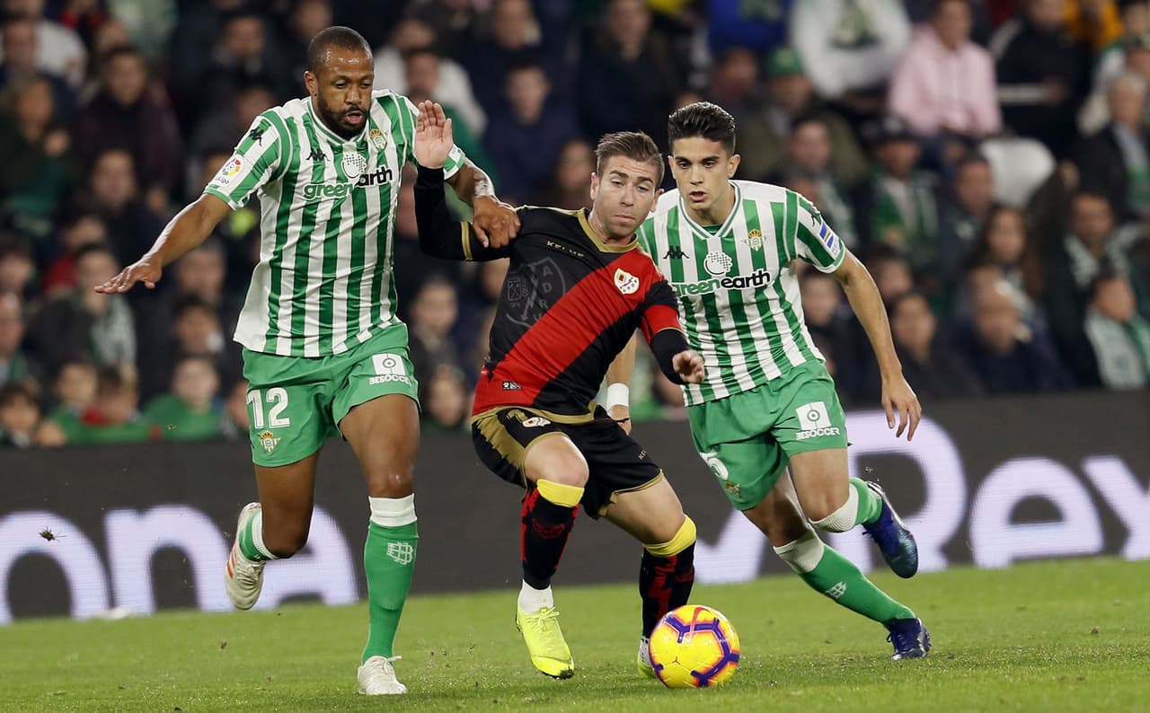 <b>Sidnei (Real Betis)</b>. El defensa central brasileño del Betis (izq) se inventó un golazo para sellar el triunfo de su equipo ante el Rayo Vallecano por 2-0.