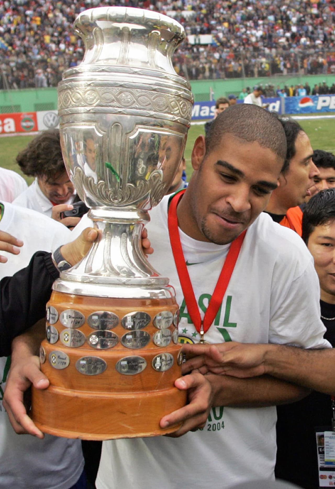 El drama de la carrera del goleador brasileño Adriano Leite merece ser contado en una historia aparte:
<a href="www.univision.com/deportes/futbol/apogeo-y-decadencia-del-imperio-de-el-emperador-adriano-en-30-imagenes-fotos" target="_blank">'Apogeo y Decadencia del Emperador'</a>.