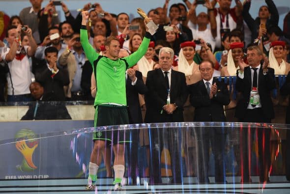 Neuer solo recibió cuatro goles en la justa. Dos en el empate 2-2 ante Ghana en fase de grupos y uno en las victorias contra Argelia (2-1) en octavos de final y sobre Brasil en la paliza 7-1 de semifinales. Se llevó el Guante de Oro como mejor portero del Mundial.
