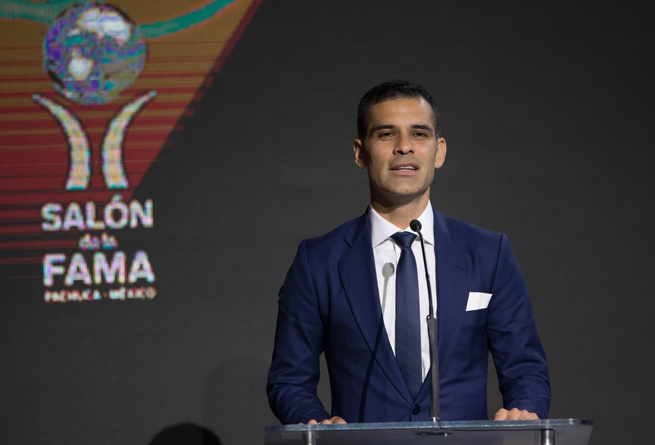 Uno de los que sorprendió con su presencia en la ceremonia fue rafael Márquez, que fue ovacionado por los presentes.