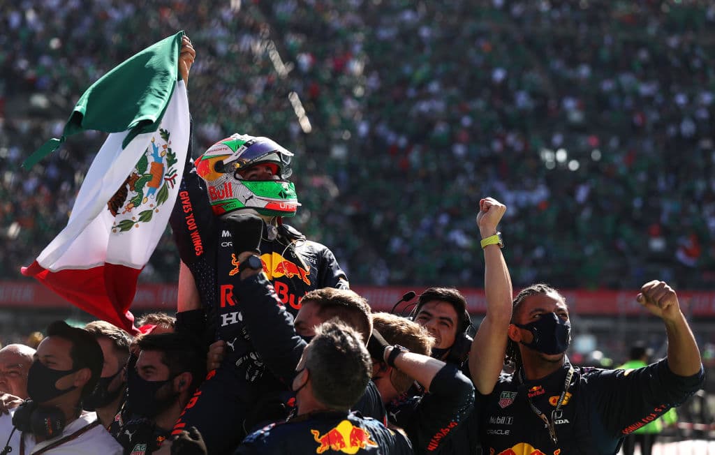 Red Bull hace el 1-3 con Max Verstappen en primer lugar y Sergio Pérez en tercero durante el Gran Premio de México en la Formula 1. Lewis Hamilton se quedó con la segunda posición durante la carrera. El mexicano logró subirse al podio en se casa.