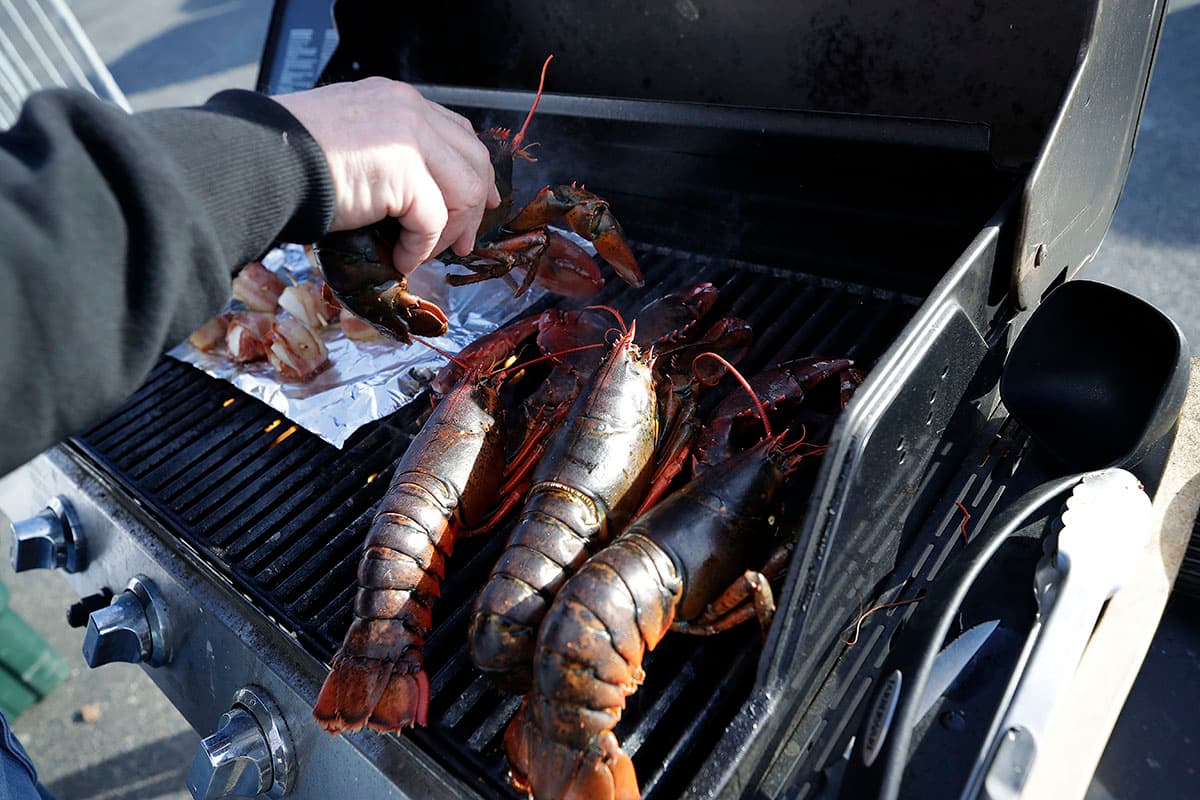 En el parqueadero de Gillette Stadium los fanáticos se congregaron alrededor de la parrilla para comer y calentarse.