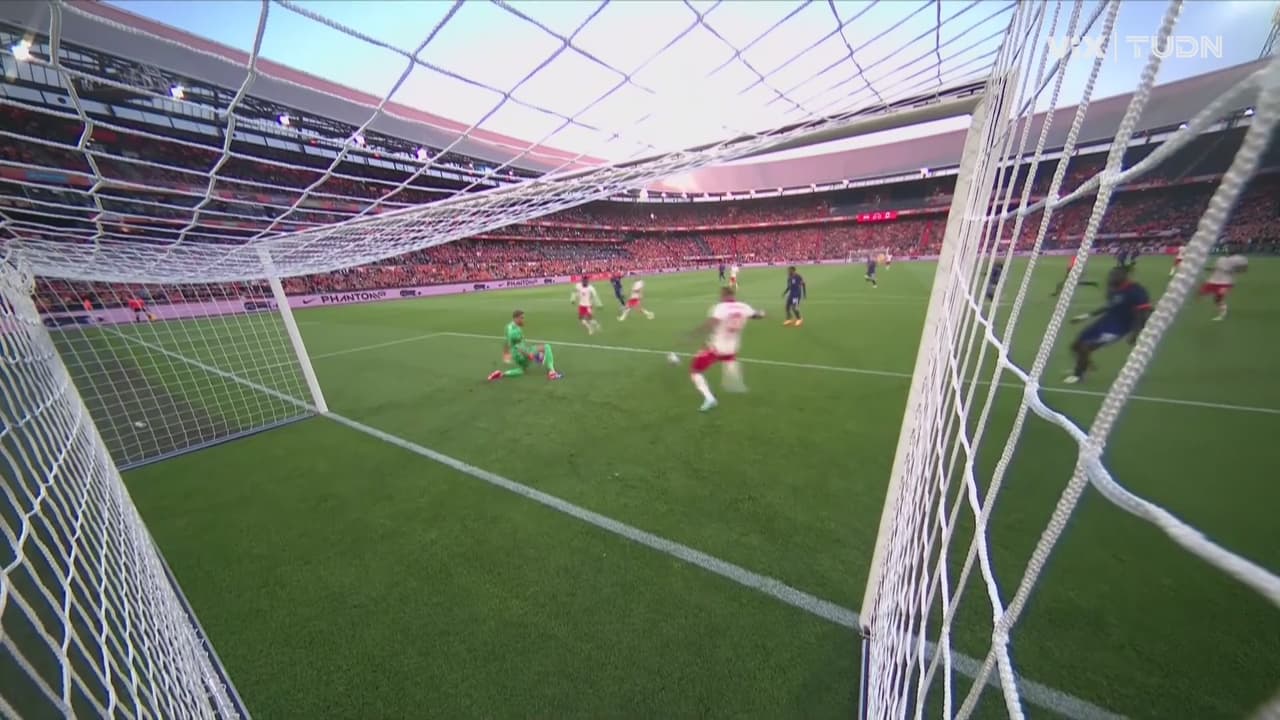 ¡A tiempo! Cornelius despeja en la línea y vuelve a salvar su meta