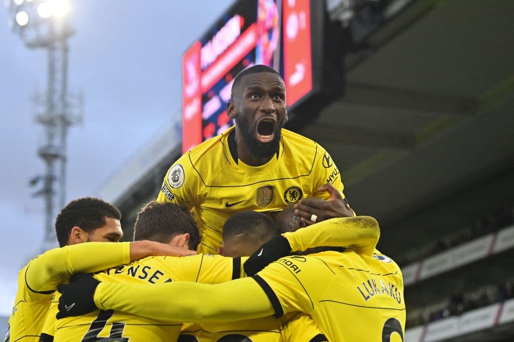 Arsenal se quita la espina del prtido pasado y vencen 2-1 al Brentford, Chelsea sufre de más, pero logra vebncer 0-1 al Crystal Palace, Liverpool no sufre en casa y vencen 3-1 al Norwich City y el Manchester City logra empatar el encuentro en dos ocasiones, pero Harry Kane aparece al 90+5 para poner el 2-3 definitivo a favor del Tottenham.