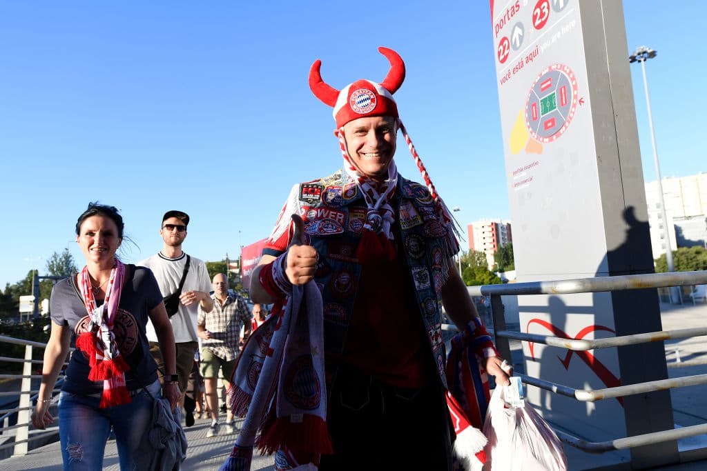 La fiel afición bávara hizo el viaje hasta el extremo occidental del continente europeo para apoyar a su equipo en el inicio de la famosa competición de clubes.