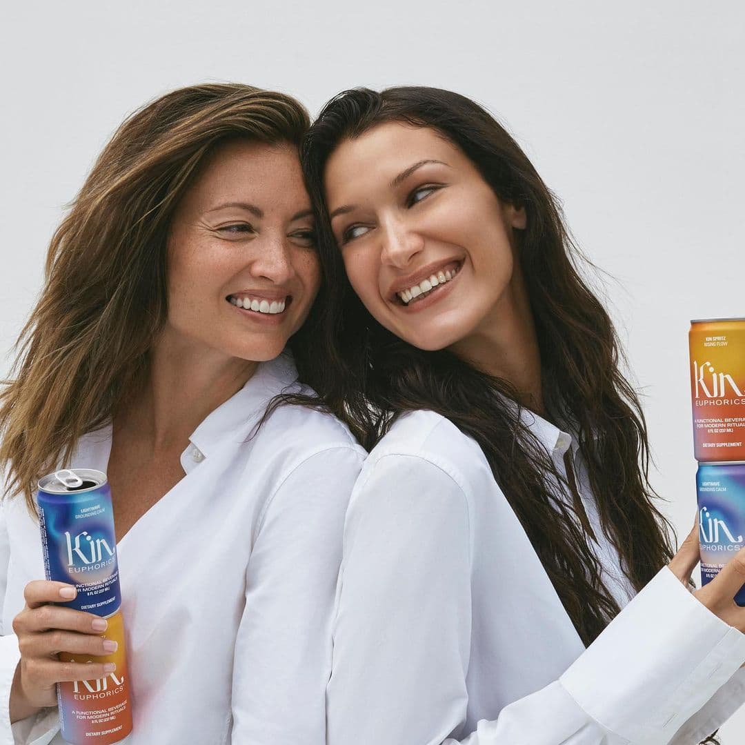 Hadid asumió un papel importante dentro de la empresa pues además de su propia inversión, ayudará a dirigir todo, desde el desarrollo de la marca hasta las iniciativas sociales y la formulación.