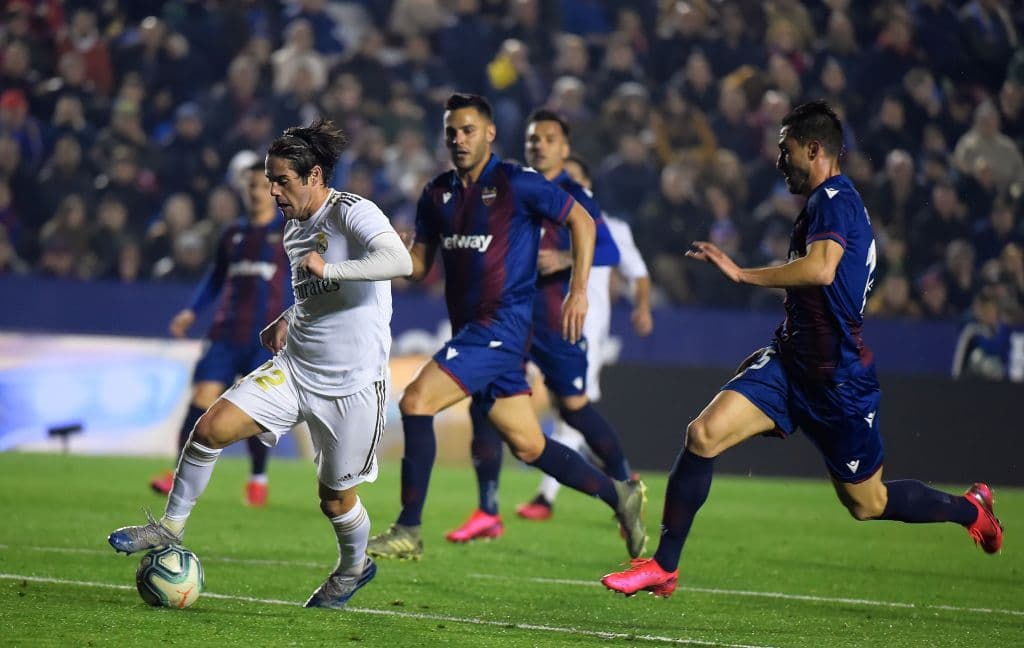 Isco baja el pase de Sergio Ramos con una clase majestuosa, pero el español estaba en posición adelantada.