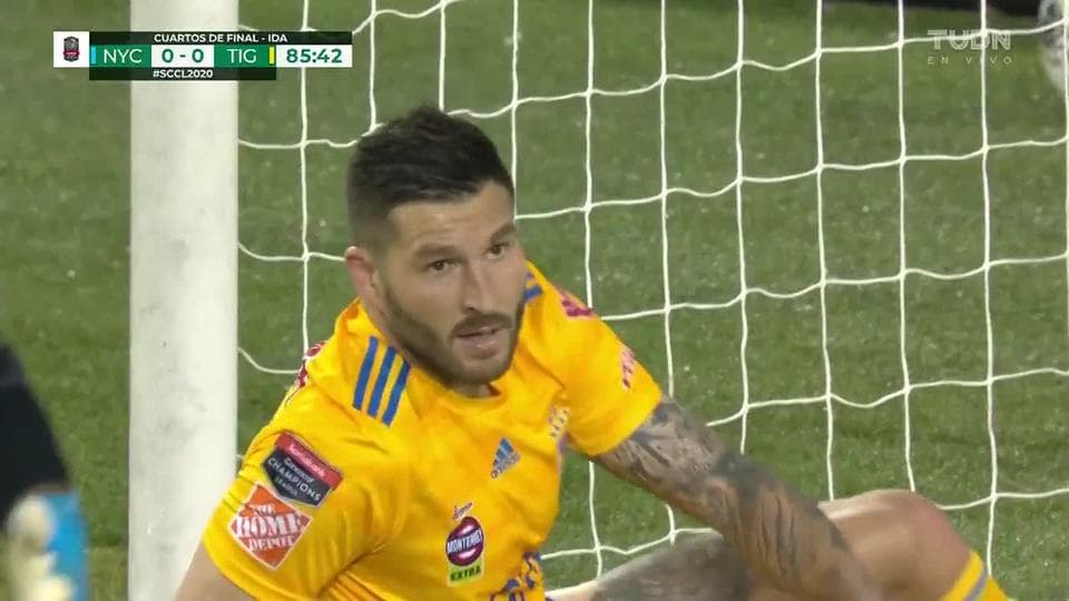 Tiro desviado de André-Pierre Gignac
