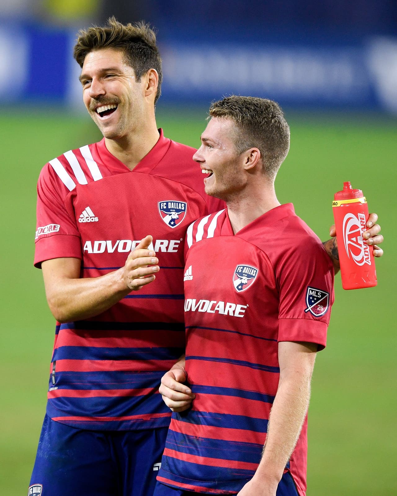 La camiseta principal se mantiene como en 2020: con el color rojo como tono principal.