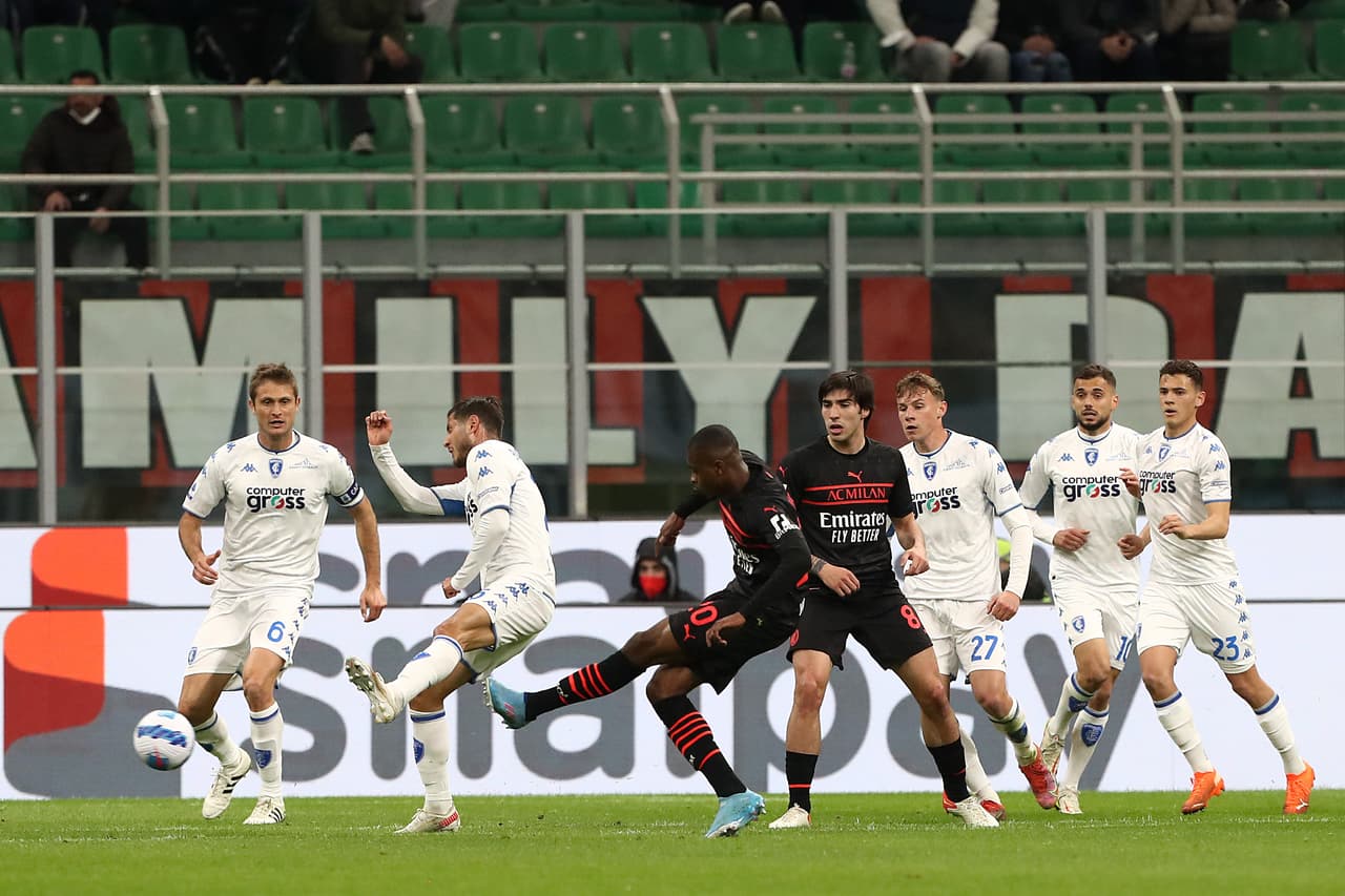 El Milan derrotó al Empoli por 1-0 gracias a un tanto de Kalulu y se mantiene como líder de la Serie A.