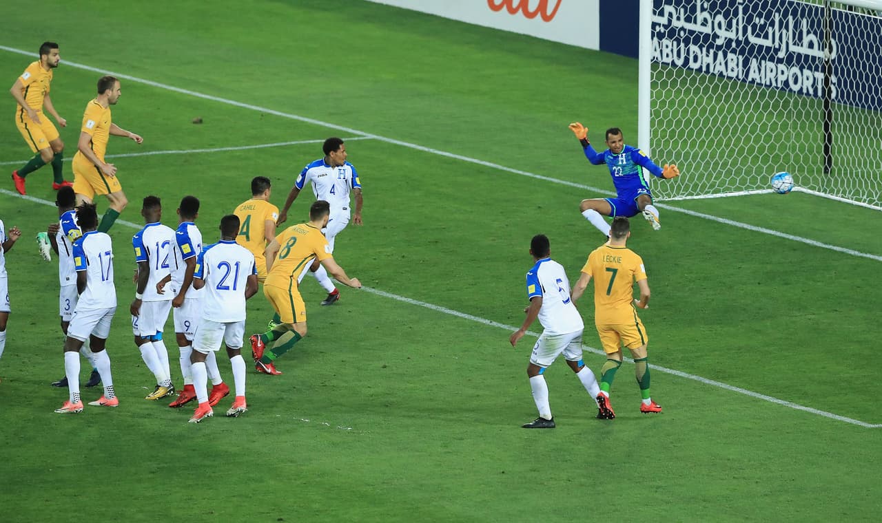 Pero la pelota pegó en Henry Figureoa para irse al fondo, desubicando a Escober.