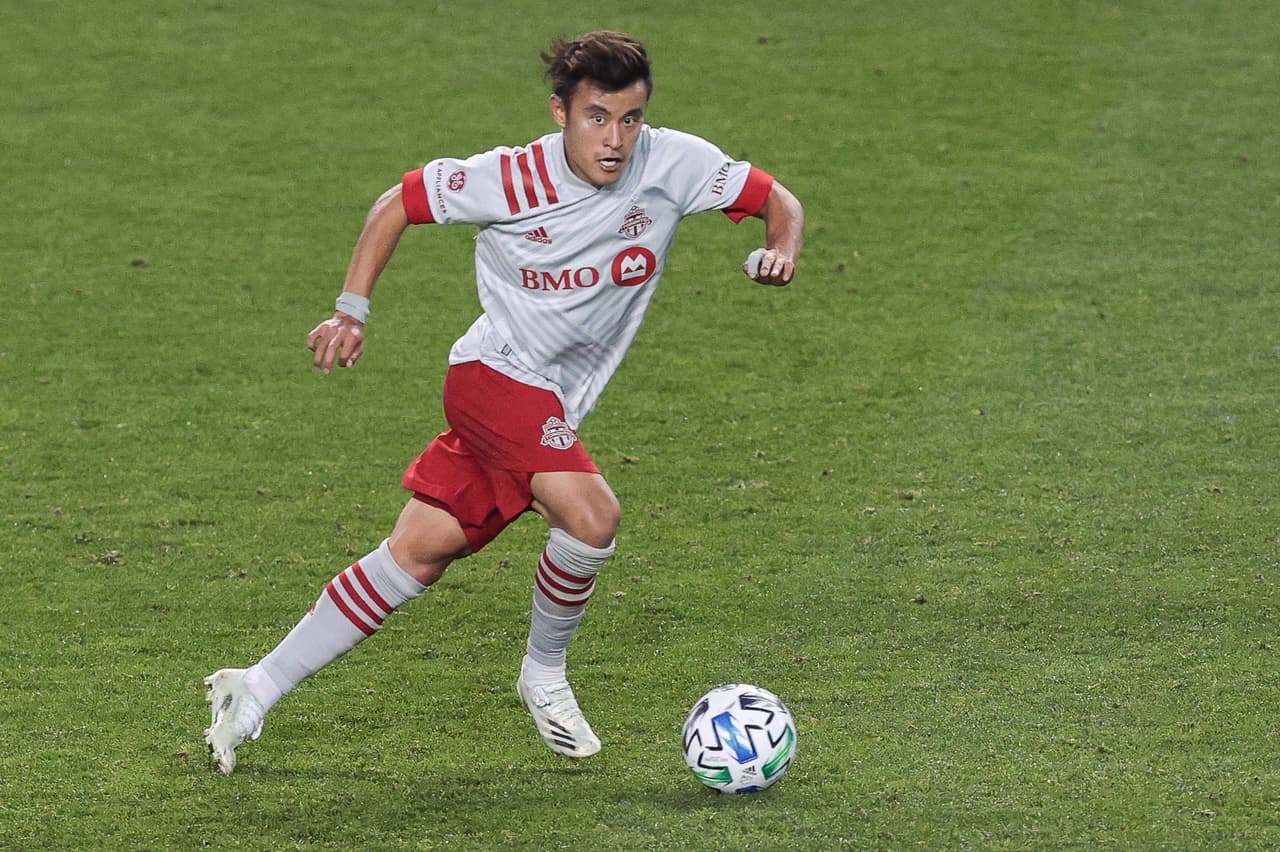 La casaca suplente pone de relieve el fondo blanco con los vivos rojos.