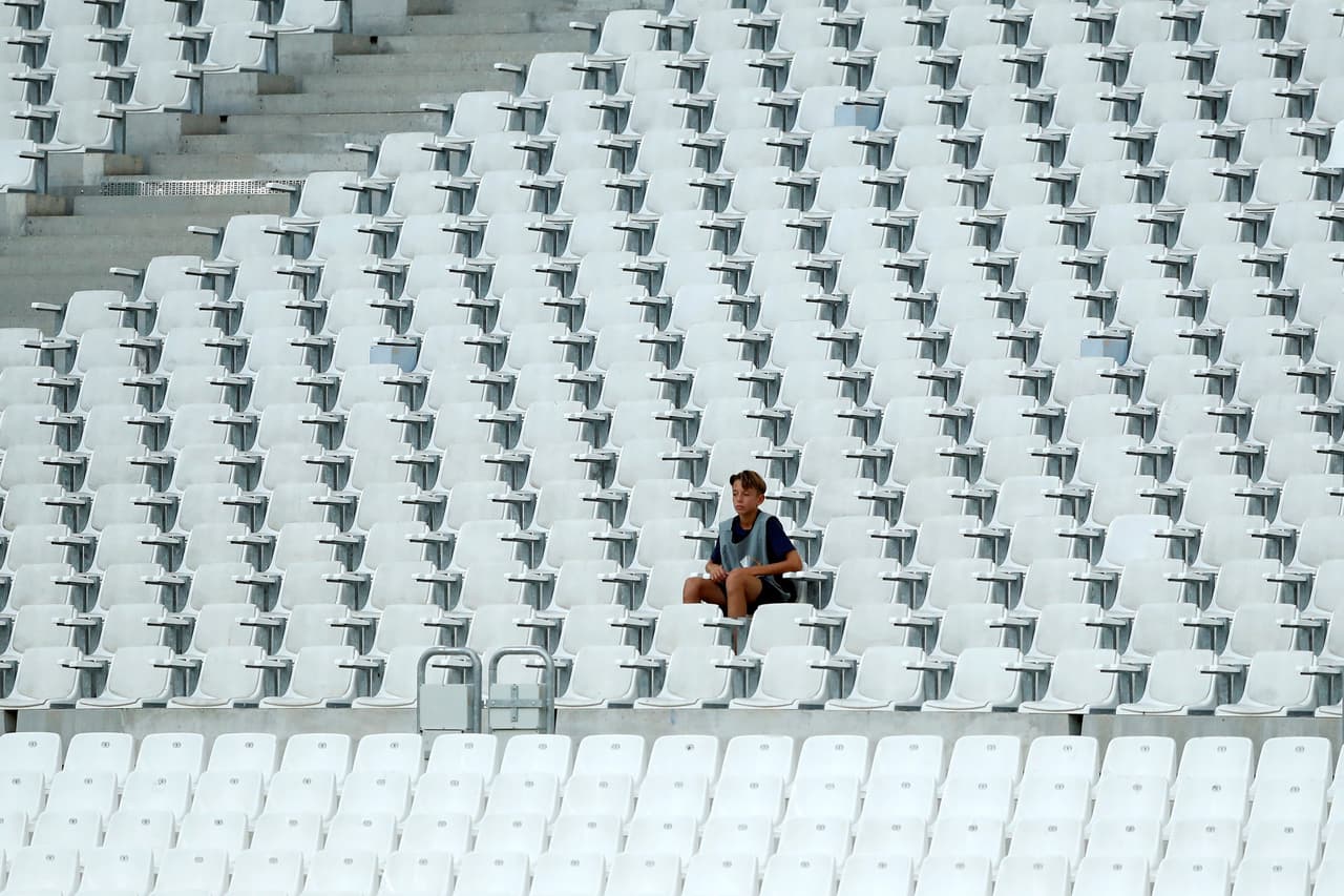 El frío de la soledad en las tribunas de Marsella le llegó al equipo en la derrota 1-2 de local contra Eintracht Frankfurt en el grupo H de la Europa League.