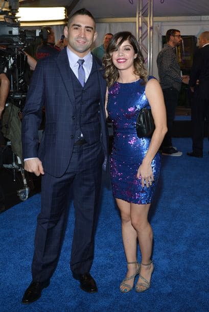 Y aquí mostrando su lado menos rudo con su pareja.