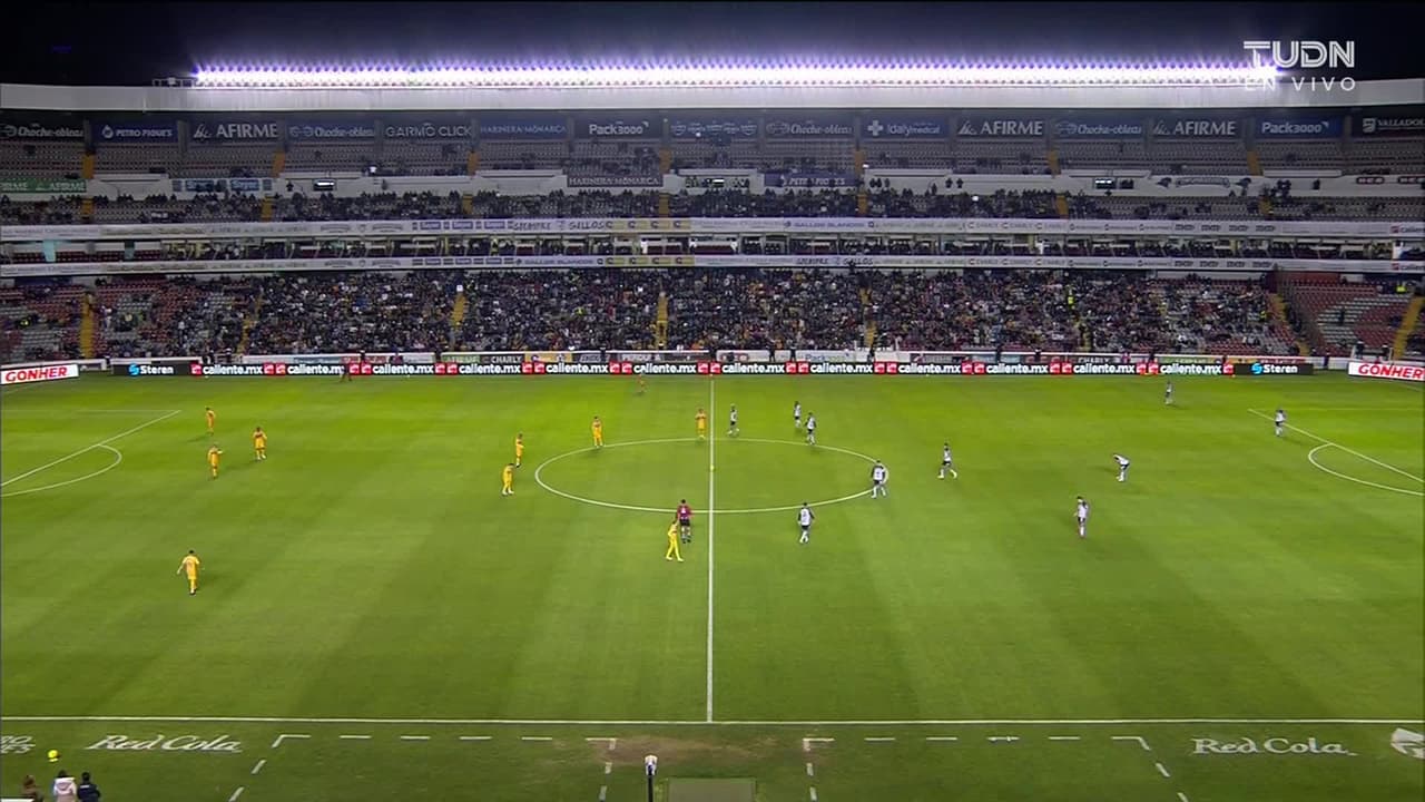 Arranca el partido y la pelota está en juego.
