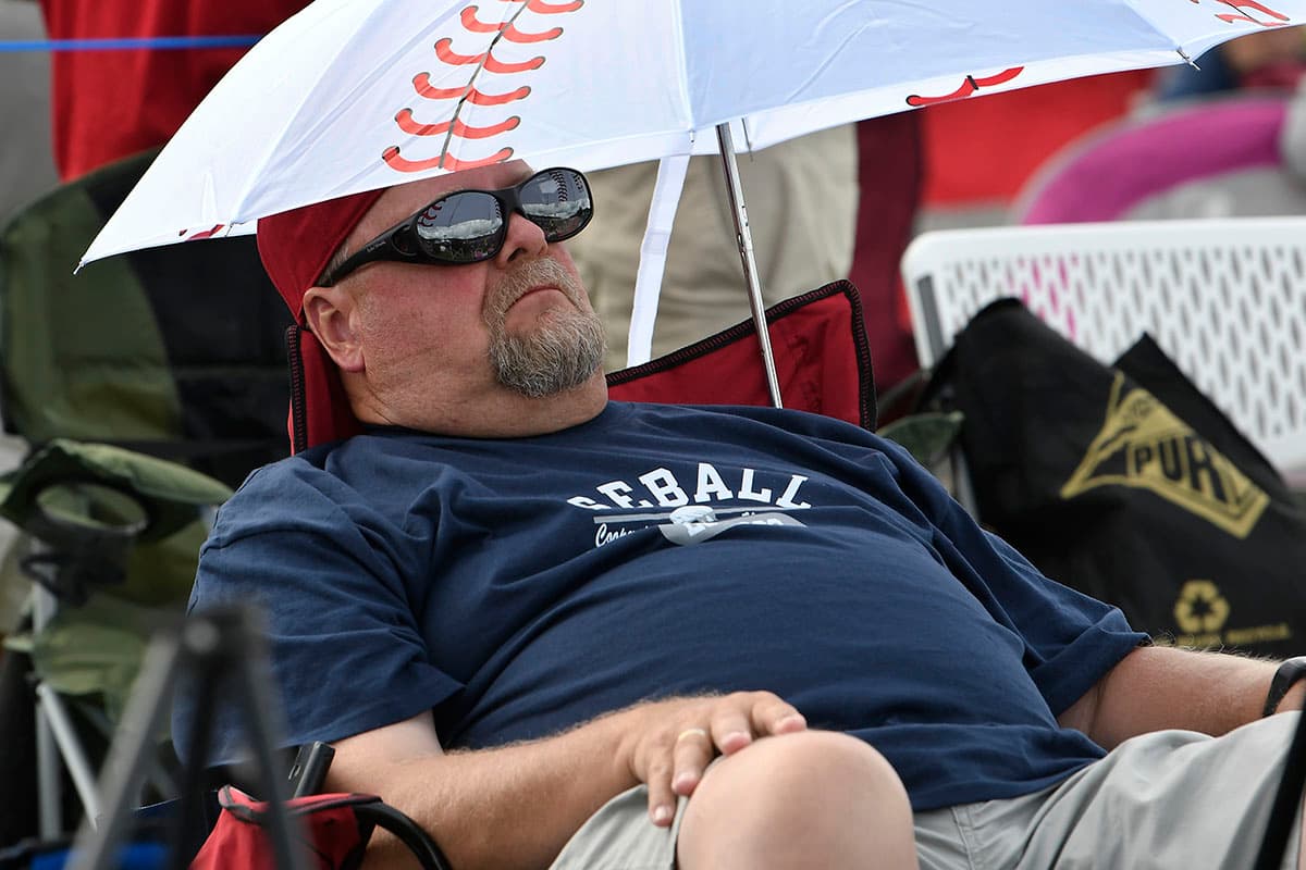 Un fanático espera por la inducción de Trevor Hoffman, Jom Thome, Chipper Jones y Vladimir Guerrero al Salón de la Fama del béisbol en Cooperstown, Nueva York.