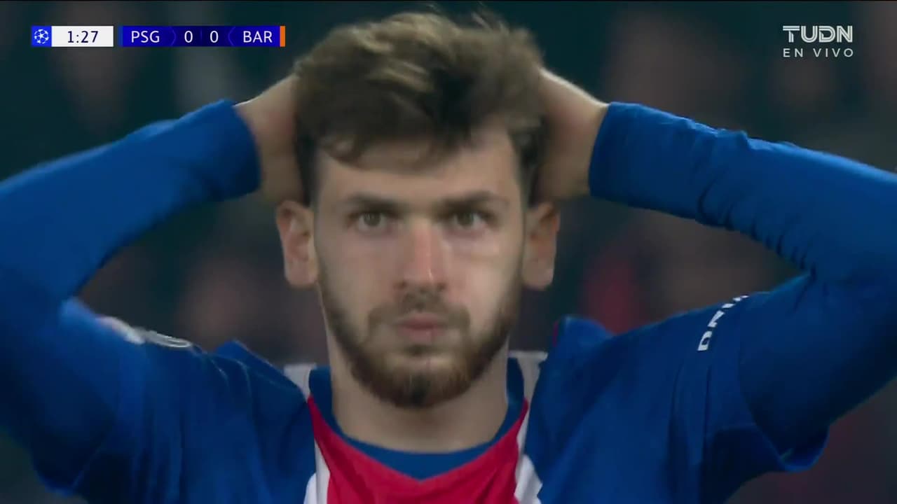 ¡Kvaratskhelia revienta el palo y por poco madruga al Barca en Champions!