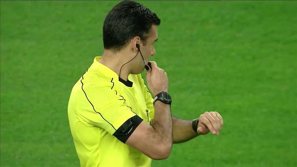 Arranca el partido y la pelota está en juego.