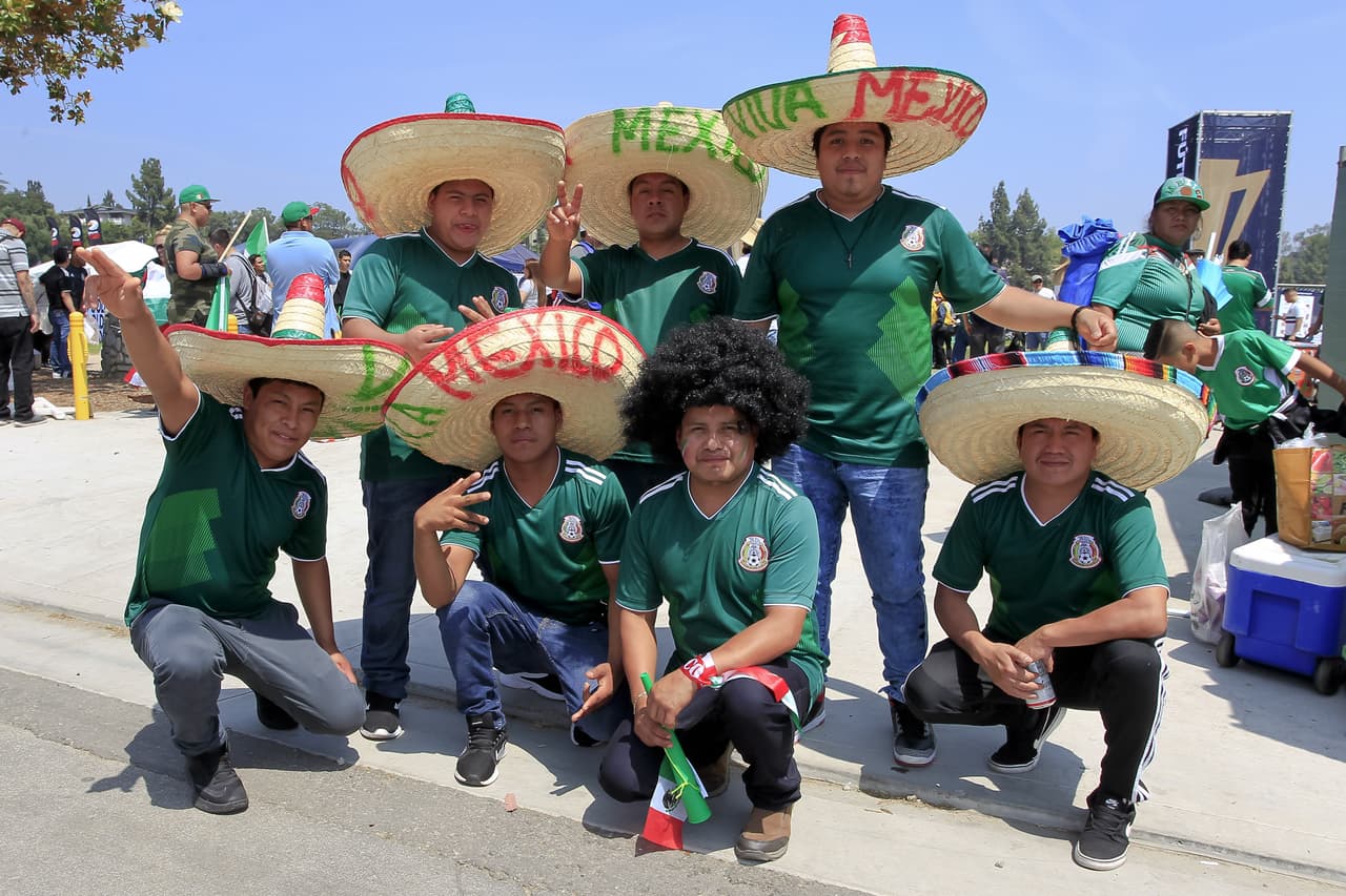 Los fanáticos mexicanos en gran número se preparan para el primer juego del Tri en la Copa Oro 2019 contra Cuba en el Rose Bowl.