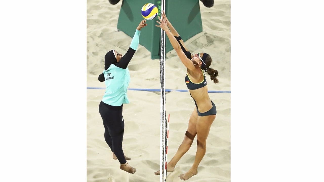 Un contraste cultural se vivió en la arena del voleibol de playa