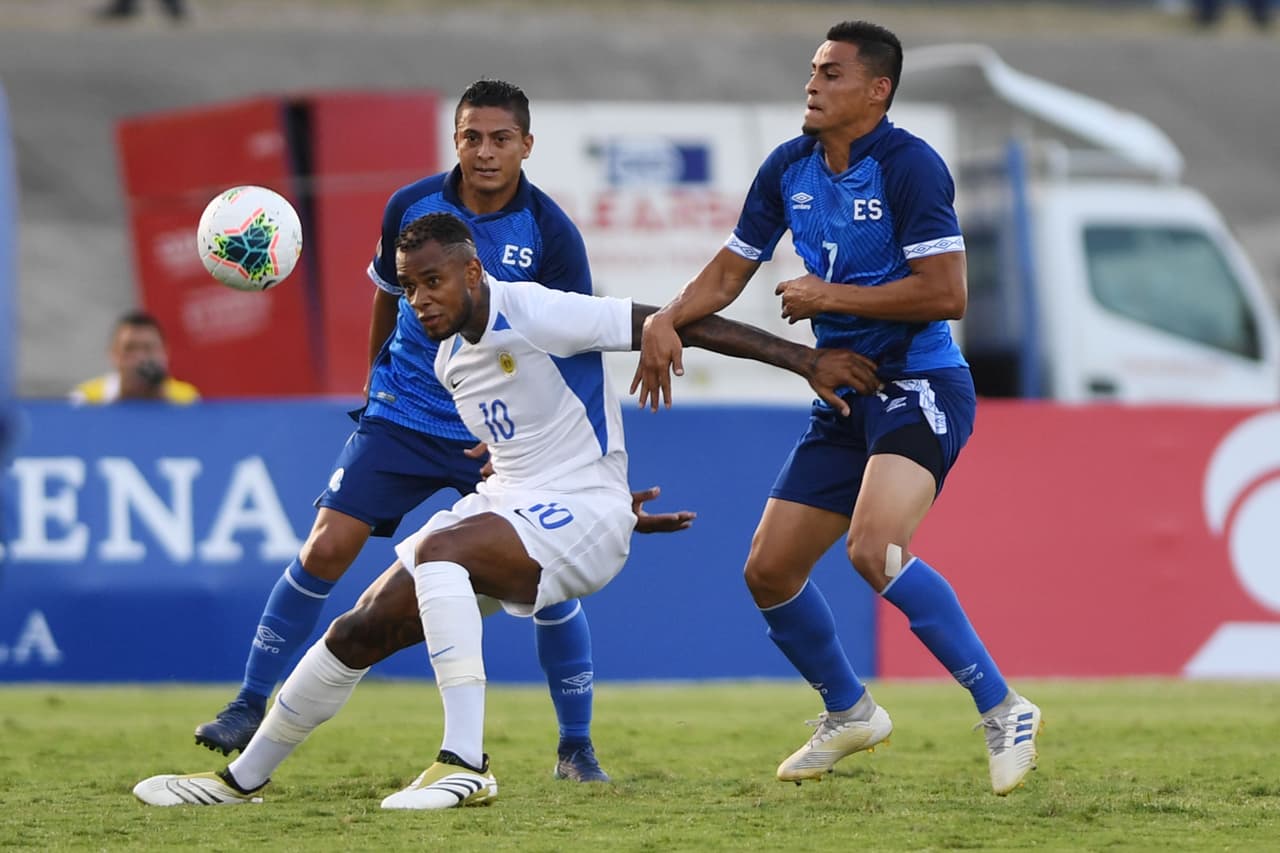 Por instantes los curazaleños se animaban a adelanter líneas y a atreverse a jugar con más soltura, pero la defensa salvadoreña estuvo bien plantada y no dio pie a un susto.