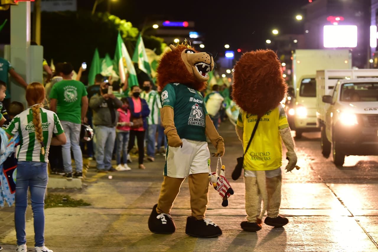 Así se vive la previa de la Semifinal de vuelta León vs Chivas | Los aficionados del conjunto esmeralda dejaron de lado los protocolos sanitarios para apoyar en el Estadio de León.