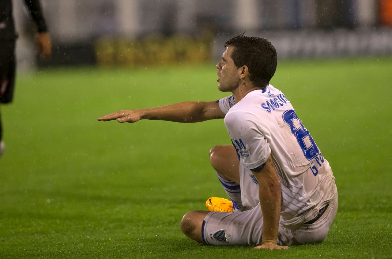Ante especulaciones de que Gago quería volver a Boca, en febrero de 2013 se hizo oficial el préstamo del argentino por seis meses sin opción a compra al recién campeón del futbol argentino, Vélez Sarsfield.
<br>