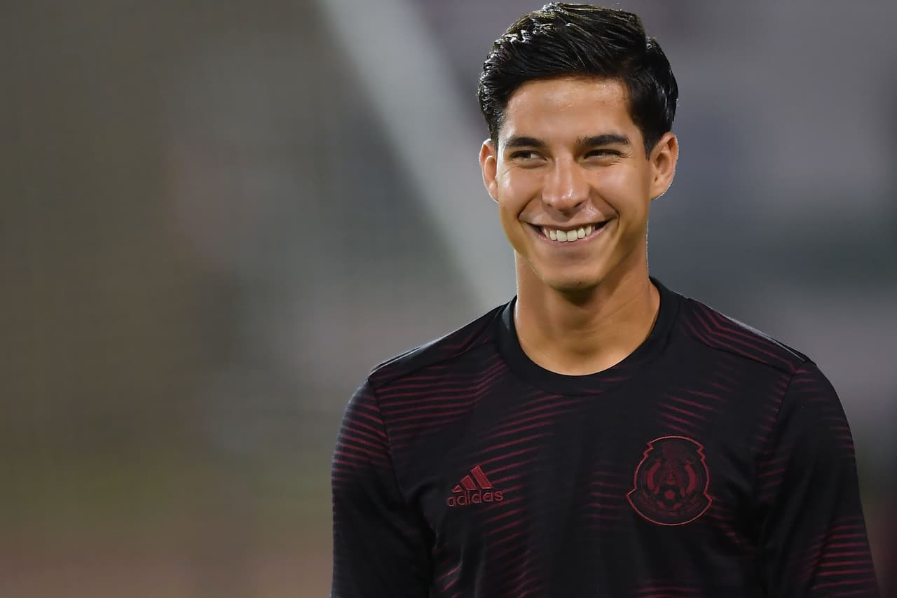 Diego Lainez cumple 20 años, ¡sí, solo 20! y para festejarlo recordamos una anécdota imperdible junto a Ricardo Antonio La Volpe el día que lo debutó contra el León, en el 2017.