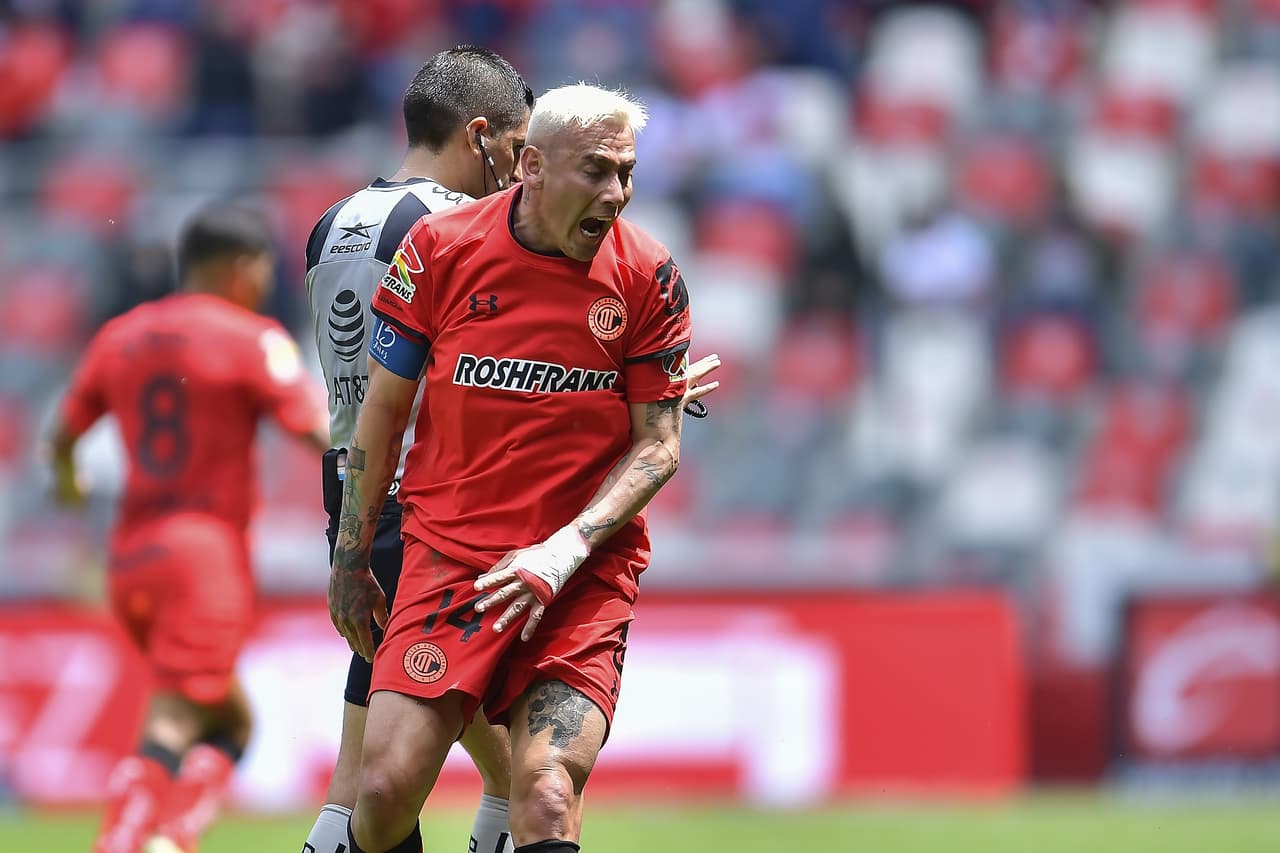 Querétaro iguala marcador ante el Toluca durante la Jornada 12 del Torneo de Apertura en la Liga MX. Diego Chávez de los 'Diablos Rojos' puso arriba a los locales al 63, pero Jonathan Dos Santos de los 'Gallos Blancos' logró empatar el encuentro. El uruguayo habría anotado el segundo pero lo anularon por posición adelantada.