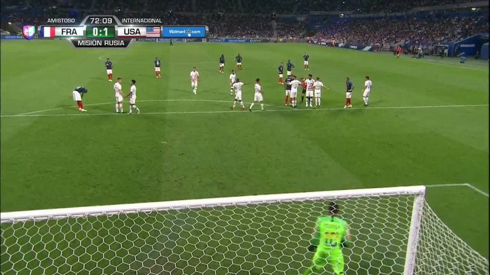 Tiro desviado de Lucas Hernández